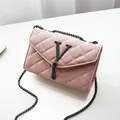 Rosa gesteppte Umhängetasche mit Metall-V-Logo, Kettenriemen und eleganten Fransen - Rosa