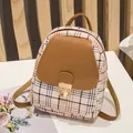 Mini sac à dos avec motif à carreaux beige et café et fermoir doré élégant - Brun Foncé