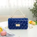 Blaue Jelly-Umhängetasche mit Steppmuster, Perlengriff und goldener Metallkette - Blau