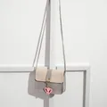 Mini borsa a tracolla bicolore beige e grigia con un grazioso ciondolo a cuore rosa - Grigio chiaro