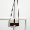 Mini borsa a tracolla bicolore bianco e nero con ciondolo a doppio cuore rosa - Nero