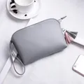 Minimalistische graue Kunstleder-Handgelenktasche mit farbiger Quaste und Reißverschluss - Hellgrau