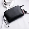 Mini-Clutch-Tasche aus schwarzem Leder mit Lychee-Muster und doppeltem Quastenanhänger - Schwarz