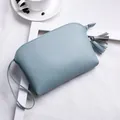 Mini Kunstleder Handgelenktasche mit doppelten Quasten in elegantem staubblauem Finish - Hellblau
