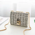 Elegante schwarz-weiße Tweed-Umhängetasche mit goldener Kette und Metallverschluss - Weiß