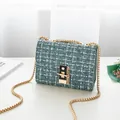 Grün-weiße Tweed-Umhängetasche mit goldener Kette und quadratischer Metallschnalle - Blau