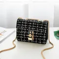 Damen-Umhängetasche aus schwarz-weißem Tweed mit Goldkette und Metall-Drehverschluss - Schwarz