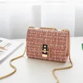 Rosa-weiße Tweed-Umhängetasche mit goldener Kette und edlem Schnallenverschluss - Rosa