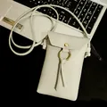 Petit sac bandoulière gris en cuir avec anneau doré et pompon pour téléphone portable - Gris clair