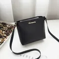 Minimalistische schwarze Umhängetasche mit goldenem Sunnycity Logo und schmalem Gurt - Schwarz