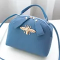 Borsa a tracolla blu in pelle con trama a litchi e decorazione ape dorata - Blu