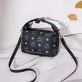 Schwarze Umhängetasche aus genarbtem Leder mit blauem Monogramm und Goldbeschlag - Schwarz