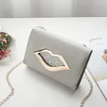 Borsa a tracolla in pelle grigia con decorazione a labbra dorate e stelline - Grigio chiaro