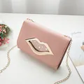 Elegante borsa a tracolla rosa con fibbia a labbra dorata e cinturino a catena - Rosa