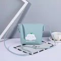 Mini hellblaue Cloud Umhängetasche mit weißem Cartoon-Print und schmalem Gurt - Blau