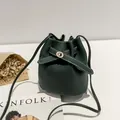 Donkergroene emmertas met lychee textuur, witte stiksels en metalen gesp detail - Groen