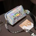 Sac bandoulière holographique chic avec texte Little Beauty et large sangle logo - Blanc