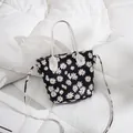 Mini sac seau noir avec imprimé marguerites, poignées doubles et bandoulière - Noir