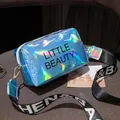 Petit sac bandoulière holographique bleu avec large sangle et lettrage décoratif - Bleu