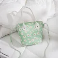 Mini sac seau vert clair avec imprimé marguerites, poignées blanches et texture cuir - Vert clair