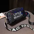 Petit sac bandoulière laser irisé avec sangle large et lettrage Little Beauty - Noir