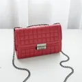 Borsa a tracolla rossa trapuntata con chiusura in argento e tracolla a catena - Rosso