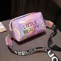Sac bandoulière holographique violet avec large sangle logo et lettrage Little Beauty - Rose