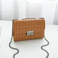 Borsa a tracolla trapuntata color cammello scuro con catena argento e chiusura metallica - Marrone