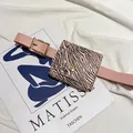 Rosa Gürteltasche aus Kunstleder mit Zebra-Klappe und goldener Metallschnalle - Rosa Zebradruck
