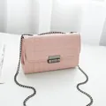 Borsa a tracolla trapuntata rosa chiaro con motivo a quadri e chiusura in metallo - Rosa
