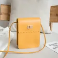 Borsa a tracolla gialla in similpelle con patta smerlata e chiusura a girello dorata - Giallo