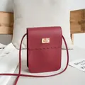Piccola borsa verticale bordeaux a tracolla con bordo smerlato e serratura dorata - Borgogna