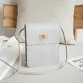 Borsa porta cellulare verticale grigio chiaro in pelle PU con finiture a smerlo e fibbia - Grigio chiaro