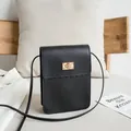 Piccola borsa a tracolla verticale in pelle PU nera con patta smerlata e fibbia - Nero