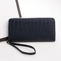 Portafoglio lungo da donna blu navy con trama a coccodrillo e dettagli dorati - Blu scuro