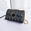 Elegante bolso de hombro negro matelassé con hebilla dorada y correa de cadena - Negro
