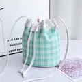 Secchiello a scacchi verde menta con chiusura a coulisse bianca e tracolla sottile - Verde