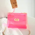 Borsa a tracolla trasparente rosa acceso in PVC con catena dorata e chiusura girevole - Rosa