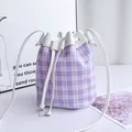 Elegante borsa a secchiello a quadretti viola e bianchi con chiusura a coulisse e tracolla - Viola