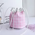 Borsa a secchiello a quadretti rosa con coulisse e tracolla in pelle bianca per crossbody - Rosa