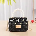 Mini borsa a tracolla nera trapuntata con manico di perle e catena dorata - Nero