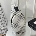 Zaino monospalla classico a scacchi bianchi e neri in finta pelle con cerniera dorata - Quadri Bianco