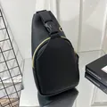 Marsupio minimalista in ecopelle nera con cerniera dorata e fibbia regolabile in plastica - Nero