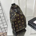Marsupio in ecopelle marrone scuro con motivi a corona e fibbia in plastica nera - Caffè Monogramma