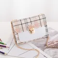 Bolso bandolera de cuadros elegante con textura de cocodrilo blanco y cadena - Blanco