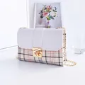 Bolso bandolera de mujer a cuadros beige con cadena dorada y solapa de cocodrilo - Blanco