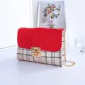 Bolso bandolera de cuadros rojos y blancos con solapa de cuero y cierre dorado chic - Rojo