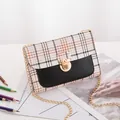 Bolso bandolera de retazos a cuadros con cadena dorada y textura de cocodrilo - Negro