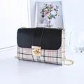 Bolso bandolera de cuadros para mujer con textura lagarto negro y cierre metálico - Negro