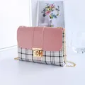 Bolso bandolera con solapa rosa de piel de lagarto y cuerpo de cuadros con cadena - Rosa